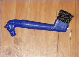 Quand on cure le pied il faut faire attention  :