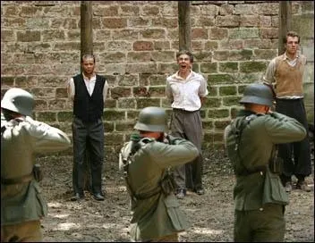 Qu'ont fait ces hommes pour être fusillés ?