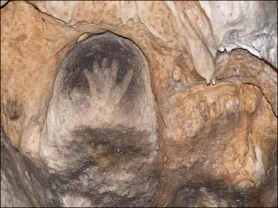 Dans quelles grottes prhistoriques franaises peut-on voir 200 peintures ngatives de mains ?
