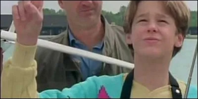 Dans la mini-série "Les Aventures du jeune Patrick Pacard", pourquoi le jeune garçon se trouve tiraillé par les différents services secrets ?