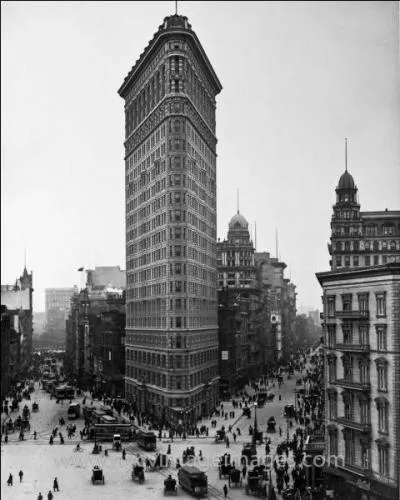 Aux Etats-Unis, l'achvement de la construction du  Flatiron Building   New York annonce une nouvelle re architecturale. C'est l'oeuvre de l'architecte Daniel H. Burnham et sa forme triangulaire lui a valu le surnom de :