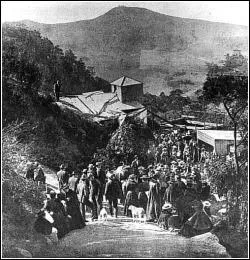 Le 31 juillet, une explosion dans la mine australienne du mont Kembla, dans l'Etat de Nouvelle-Galles du Sud tue 96 mineurs. Cette mine avait la rputation d'tre si sre que la flamme des lampes des mineurs n'tait mme pas protge, pourtant le gaz combustible s'est enflamm. Comment celui-ci est-il familirement appel ?