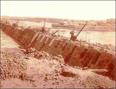 Le 10 dcembre, un premier barrage  Assouan est inaugur. Sa construction a dur quatre ans et plus de 11 000 personnes ont permis de la mener  bien. Le barrage mesure plus de 2 km et doit retenir les crues annuelles du fleuve et relcher l'eau progressivement pendant la saison sche. Dans quel pays est-il construit ?