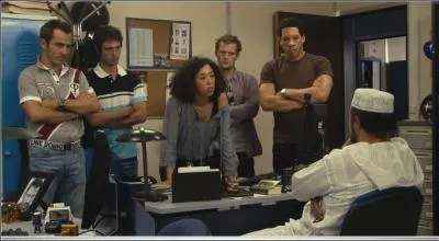 Nora se met particulirement en colre contre un homme dans une scne (celle de la photo). En quelle langue lui parle-t-elle ?