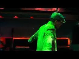 Sur quelle chanson Fred montre-t-il ses talents de danseur ?