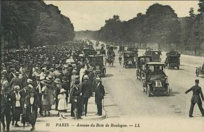 L'arrondissement est essentiellement rsidentiel, mais nanmoins visit par les touristes pour ses nombreux muses et ses lieux remarquables comme le Trocadro ou le bois de Boulogne. Il abrite le plus grand nombre d'ambassades et de consulats de Paris ainsi que des installations sportives clbres dans le monde entier, comme le Parc des Princes ou le stade Roland-Garros. C'est le...