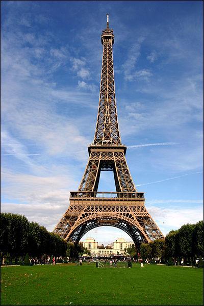 Symbole de Paris et de la France, la Tour Eiffel se situe dans le...