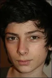 Comment s'appelle le fils cadet de la famille Tuche ?