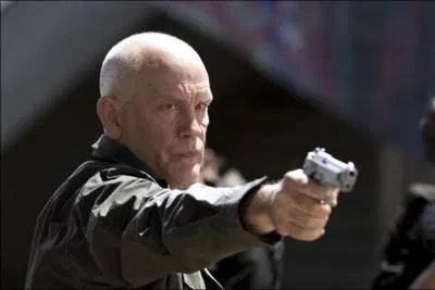 Cet homme est le pre de la premire jeune fille ; qui est-il ?