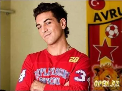 Je joue le rle de Cem dans la srie allemande 'Family Mix'. J'ai galement jou dans le film 'Epsteins Nacht' ('La nuit d'Epstein' en franais). Je suis...