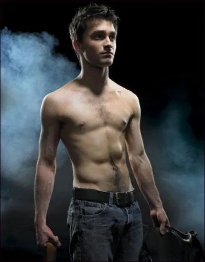 J'ai jou dans diffrents films, dont 'Mon fils Jack' o je joue le rle du fils de Rudyard Kiplig. Mais je suis bien plus connu pour jouer le rle principal dans la saga des 'Harry Potter'. Je suis...