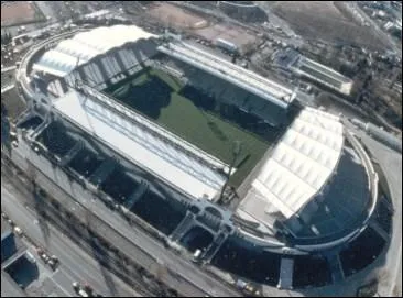 Dans quelle ville est situé le stade de Gerland ?