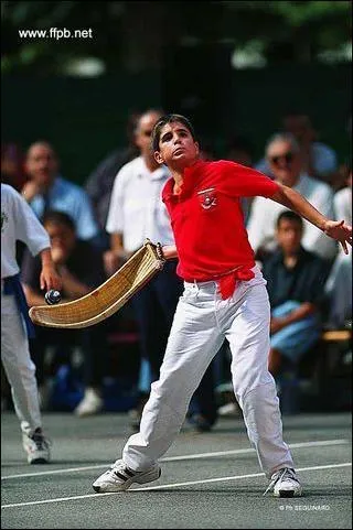 Dans quel département est surtout joué la pelote basque ?