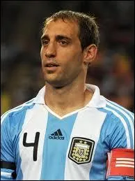 Le numro 4 argentin. Dfenseur de Manchester City, il a port  31 reprises le maillot argentin. Quel est le joueur dcrit ?