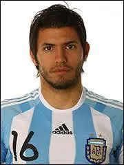 Ancien beau-fils de Diego Maradona (il a d'ailleurs eu un enfant avec sa fille), ce joueur joue  Manchester City. Il s'agit bien videmment de :