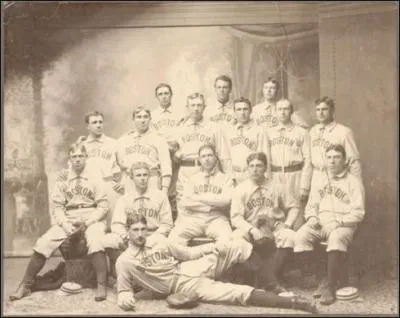 Le 13 octobre aux Etats-Unis, les Red Sox de Boston ont battu les Pirates de Pittsburgh par cinq matches  trois, dans les premires World Series de :