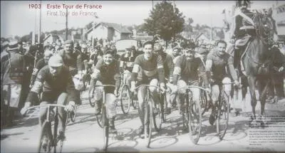 En juillet, du 1er au 19, le premier Tour de France est organis. Cette course de 19 jours cre par Henri Desgrange, comporte 6 tapes de Paris  Paris, via Lyon, Marseille, Toulouse et Bordeaux, soit un total de 2 428 km. Sur 60 engags, seuls 21 coureurs ont termin le priple. Qui en est le vainqueur ?