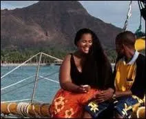 Dans l'pisode  Tous  Hawaii , comment s'appelle la nouvelle petite amie de Junior ?