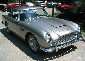 25 adaptations cinmatographiques ont vu le jour, dont 23 pour la srie de films d'EON Productions. La production de ces films, qui se poursuit encore aujourd'hui, constitue la plus longue saga de l'histoire du cinma. Mais quel film a ralis le meilleur box-office ?