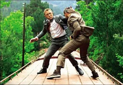 O sont les agents Bond et Eve (joue par Naomie Harris) au dbut du film dans le but de rcuprer un disque dur contenant les identits de tous les agents de l'OTAN infiltrs dans des groupes terroristes ?