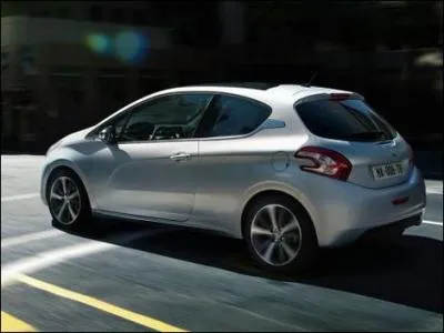 A quelle marque et quel modle appartient cette citadine franaise ?