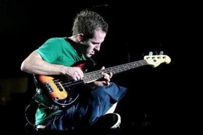 Chuck joue-t-il vraiment de la basse?