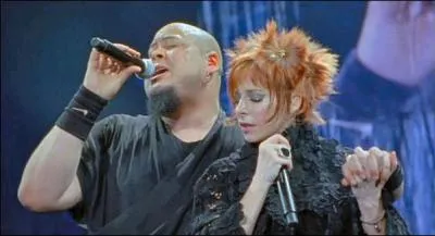 Lors du concert  Avant que l'ombre...   , qui chante avec Mylne ''Lesmots'' ?