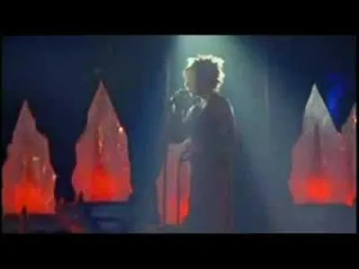 Sur quelle chanson Mylne arrive sur la croix centrale,  l'aide d'un grand lustre ? (Avant que l'ombre... )