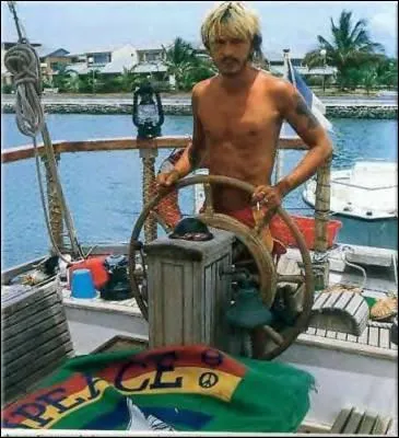 ''C'est pas l'homme qui prend la mer 
C'est la mer qui prend l'homme 
Mais elle prend pas la femme 
Qui préfère --------------"