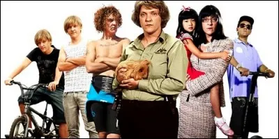 Comment s'appelle cette série australienne, où Chris Lilley incarne les six personnages principaux, centrée sur Daniel et Nathan Sims, des jumeaux ?