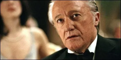 Qui interprète le rôle d'Albert Stroller dans la série britannique "Les Arnaqueurs V.I.P" ?