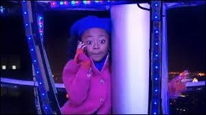 Dans quoi Zuri est-elle coince au dbut du film ?