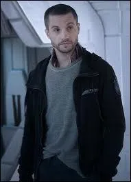 Il joue le rle de Charlie Holloway. C'est...