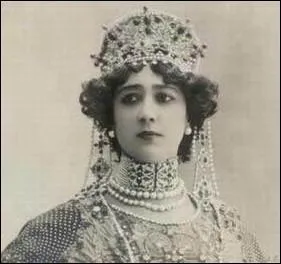 Elle fut l'amie de Colette et l'amante d'douard VII, de Lopold II de Belgique, du Duc de Westminster, du grand-duc Nicolas de Russie, de Gabriele d'Annunzio, d'Aristide Briand. Cette superbe danseuse (1868-1965) fut l'une des premires  tre filme. Qui est-ce ?
