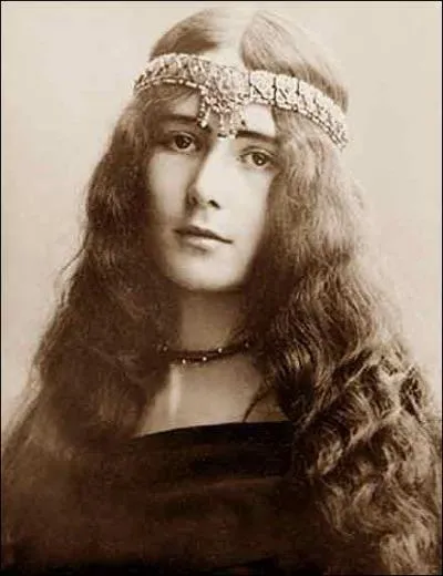 Quelle est cette danseuse classique, puis indpendante, courtisane (elle fut la matresse de Lopold II de Belgique) modle pour sculpteur (Alexandre Falguire avec notamment  La danseuse , nu en marbre blanc), peintres (Degas, Toulouse Lautrec) et photographe (Paul Nadar) ne en 1875 et dcde en 1966 ?