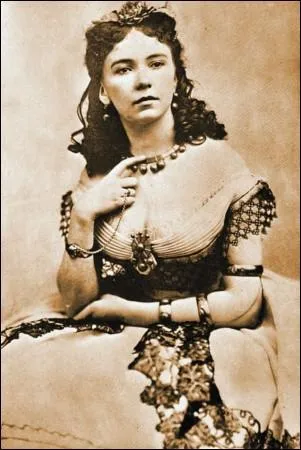 Quelle est cette chanteuse et danseuse (1835-1886) qui fut la matresse de tous les nobles du second empire, le duc de Morny, Massna, Jrme Bonaparte et sans doute de l'empereur Napolon III ? Elle triompha dans le rle de Cupidon, d Orphe aux enfers  d'Offenbach, dont elle fut probablement aussi la matresse.
