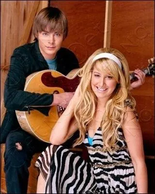 Pour quelle raison Troy a-t-il chant 'You are the music in me' avec Sharpay ?