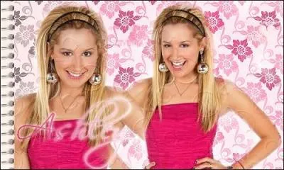 Quelles initiales sont sur le capot avant de la voiture de Sharpay ?