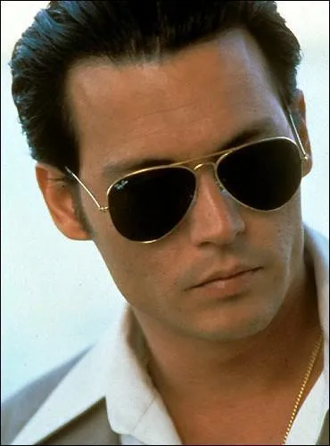 Dans ce film, il est bien videmment  Donnie Brasco . Mais ce n'est qu'un nom d'emprunt, qu'il utilise pour s'infiltrer dans la mafia new-yorkaise. Comment s'appelle-t-il en ralit ?