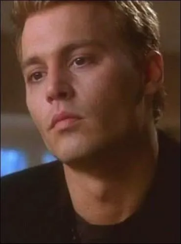 Dans  Intrusion , il incarne un astronaute qui revient d'une mission spatiale lgrement... diffrent. Quel tait son nom dans ce film ?