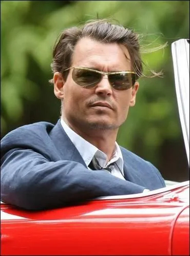 Dans  Rhum Express , il incarne une nouvelle fois un journaliste, mais cette fois-ci sous le nom de :