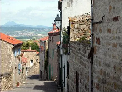 Parmi les plus beaux villages de France, lequel peut-on visiter dans le Puy-de-Dme ?