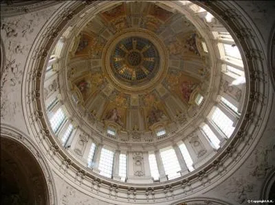 Cathdrale dont les coupoles typiques du Sud-Ouest sont de style :