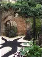 Continuez votre promenade et imprgnez-vous d'une belle atmosphre du Moyen ge dans :