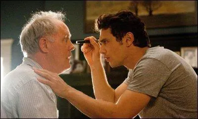 Ce dernier tente de dvelopper un remde, en testant gntiquement un rtrovirus sur des cobayes chimpanzs, pour vaincre la maladie d'Alzheimer de son pre. Quel est son nom ?