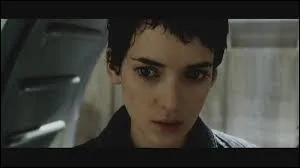 Elle joue le rle de Call dans  Alien, la rsurrection . Qui est-elle ?