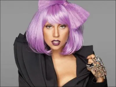 Complte : elle est ne dans une famille d'origine...