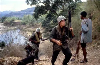 Quel est le titre de ce film d'Oliver Stone, (1986), sur fond de guerre du Vietnam avec entre autres Charlie Sheen et Forest Whitaker ?