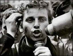 Le 22 mai, Daniel Cohn-Bendit quitte la France pour faire une  tourne rvolutionnaire  . Il ne reviendra en France que de nombreuses annes plus tard. Pourquoi ?