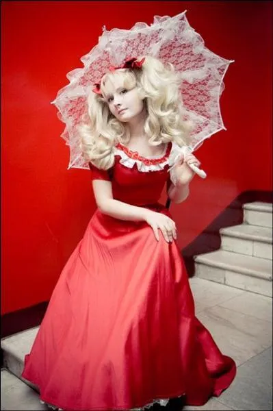 Et cette belle jeune fille est :